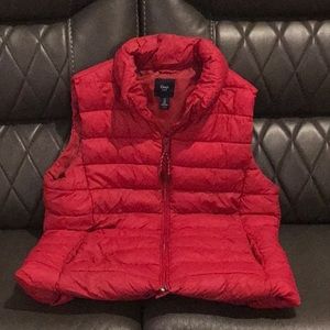 Gap red lightly puffed vest